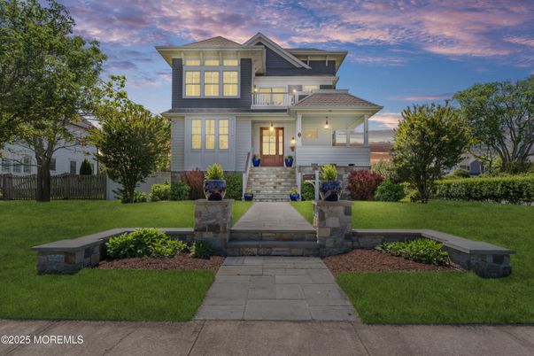 Exterior, Facade, American Foursquare