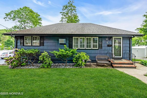 Exterior, Facade, Cape Cod
