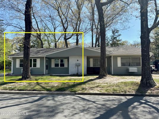 Exterior, Facade, Ranch