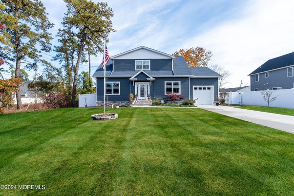 Attached, Backyard, Exterior, Facade, Queen Anne Victorian