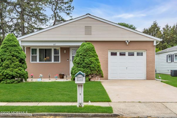 Attached, Exterior, Facade, Ranch