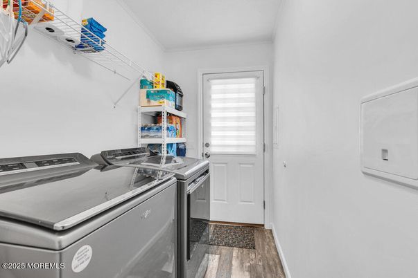 Interior, Washer, Wood Texture Flooring