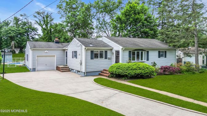 Attached, Exterior, Facade, Cape Cod