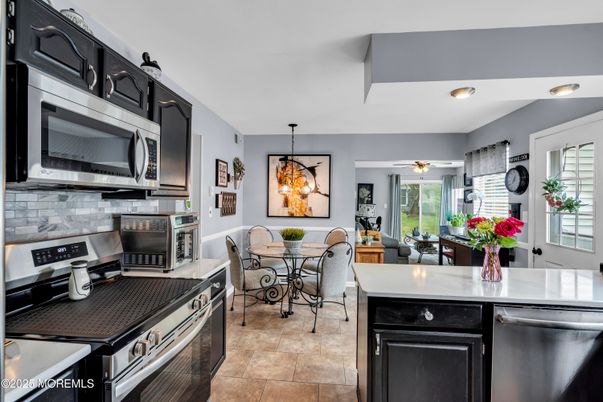 Dining room, Interior, Kitchen, Pendant Lights, Recessed Lighting, Stainless Steel Appliances