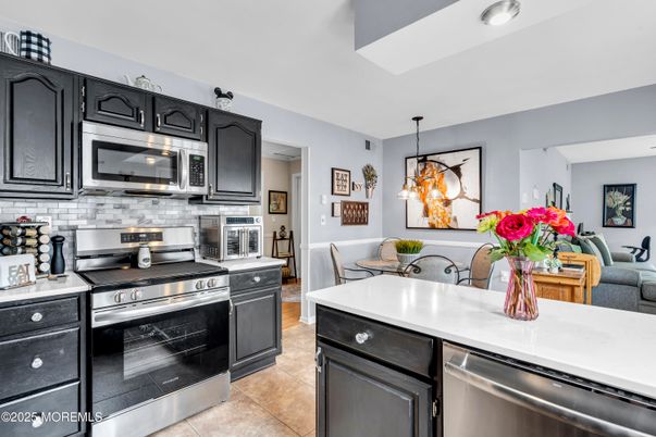 Dining room, Interior, Kitchen, Pendant Lights, Stainless Steel Appliances