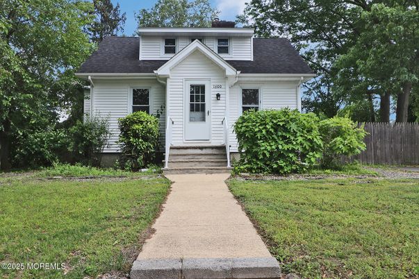 Exterior, Facade, Cape Cod