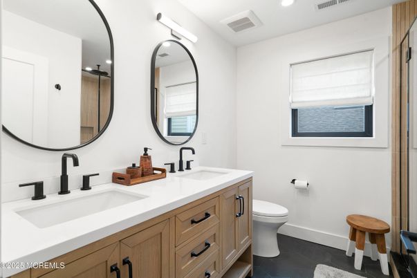 Bathroom, Dual Sink Vanities, Interior, Recessed Lighting