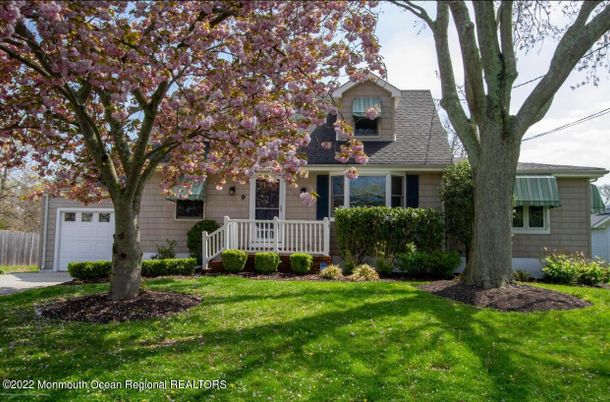 Attached, Exterior, Facade, Cape Cod