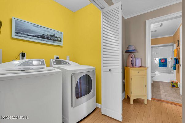 Interior, Utility Closets, Washer, Wood Texture Flooring