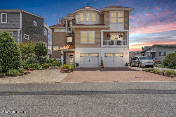 Attached, Exterior, Facade, Mediterranean
