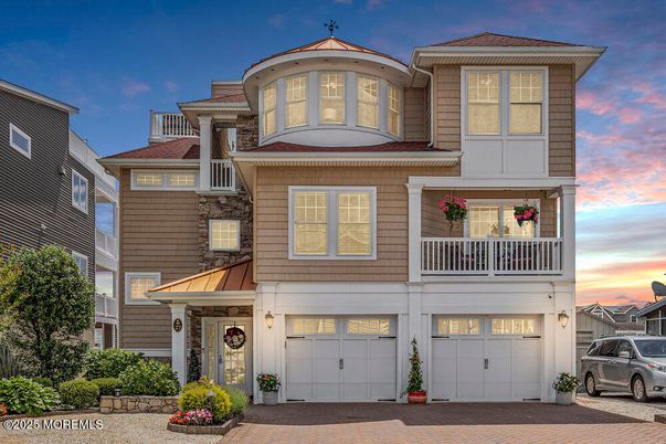 Attached, Exterior, Facade, Queen Anne Victorian