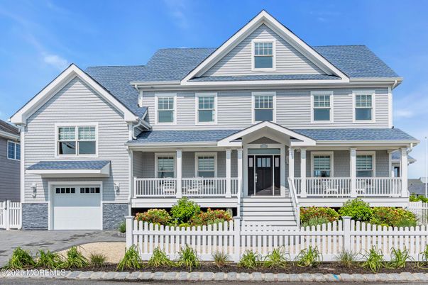 Attached, Exterior, Facade, Queen Anne Victorian