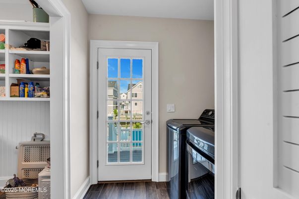 Interior, Washer, Wood Texture Flooring