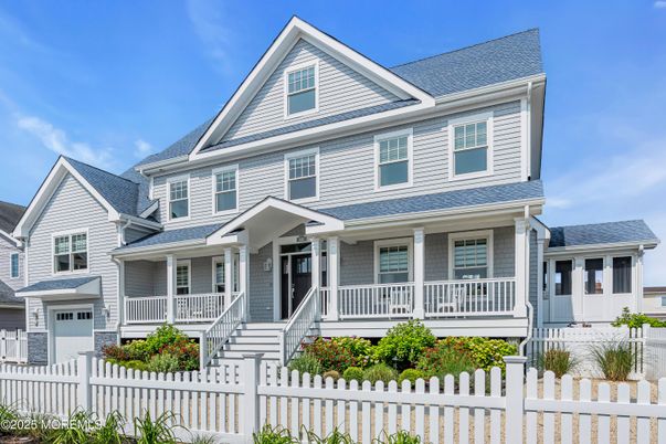 Attached, Exterior, Facade, Queen Anne Victorian