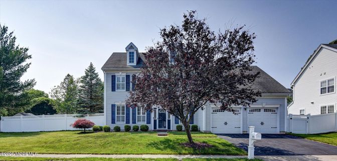 Attached, Exterior, Facade, Cape Cod