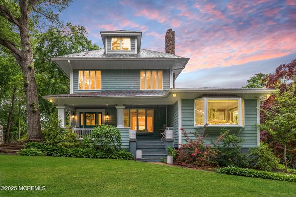 Exterior, Facade, American Foursquare