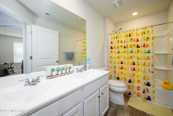 Bathroom, Dual Sink Vanities, Interior, Recessed Lighting
