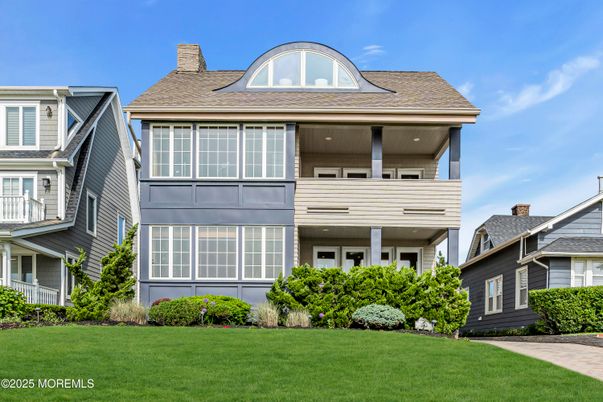Exterior, Facade, Queen Anne Victorian