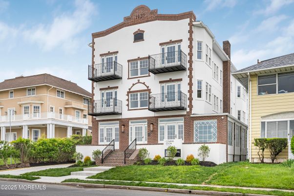 Exterior, Facade, Rowhouse