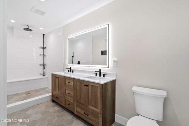 Bathroom, Dual Sink Vanities, Interior, Recessed Lighting