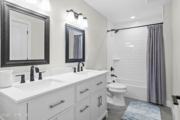 Bathroom, Dual Sink Vanities, Interior, Recessed Lighting