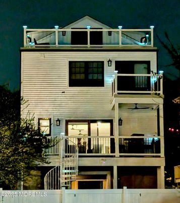 Exterior, Facade, Modern