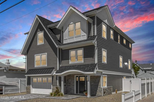 Attached, Exterior, Facade, Farmhouse
