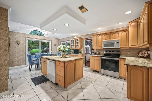 Dining room, Interior, Kitchen, Recessed Lighting, Stainless Steel Appliances
