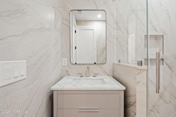 Bathroom, Interior, Marble Walls, Recessed Lighting