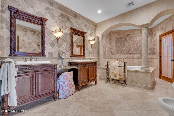 Bathroom, Dual Sink Vanities, Interior, Recessed Lighting