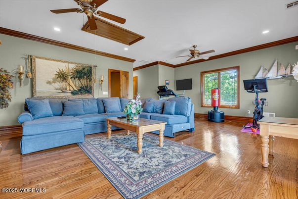 Fitness Equipment, Interior, Living room, Recessed Lighting, Wood Texture Flooring
