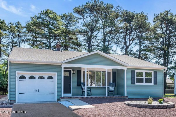 Attached, Exterior, Facade, Ranch