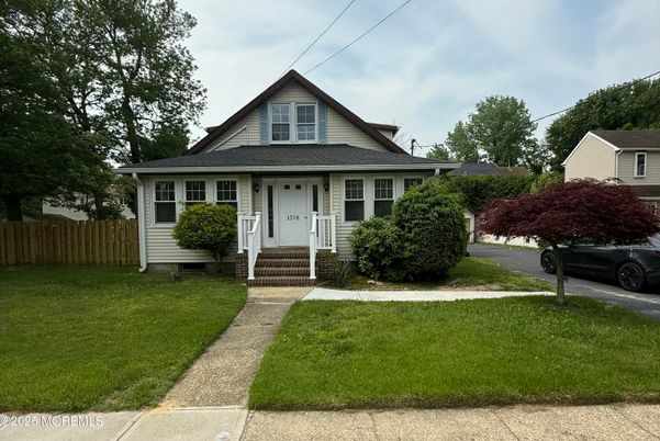 Exterior, Facade, Queen Anne Victorian