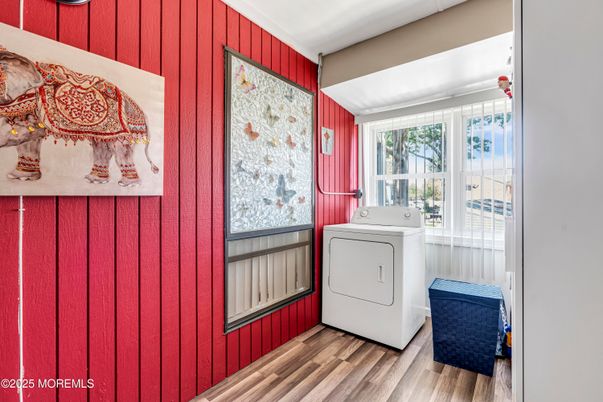 Interior, Washer, Wood Texture Flooring