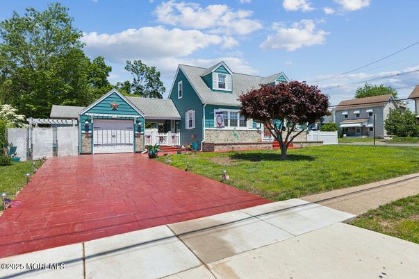 Attached, Exterior, Facade, Cape Cod