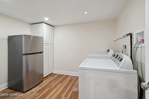Interior, Recessed Lighting, Washer, Wood Texture Flooring