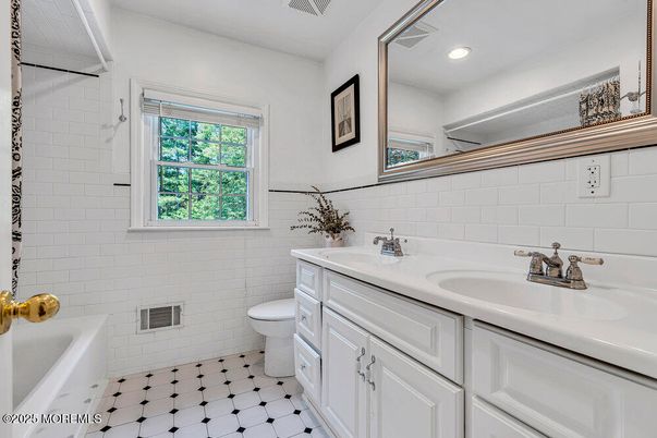 Bathroom, Dual Sink Vanities, Interior, Recessed Lighting