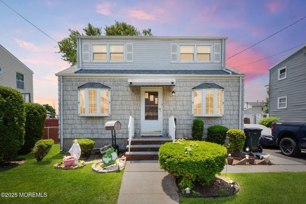 Exterior, Facade, American Foursquare