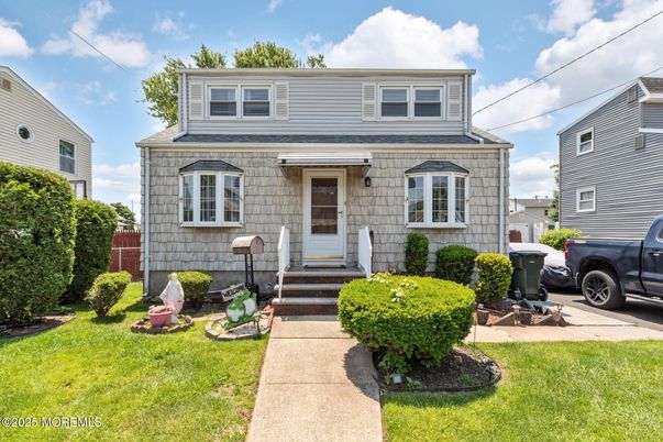 Exterior, Facade, American Foursquare