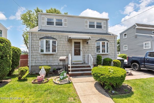 Exterior, Facade, American Foursquare