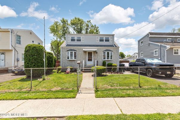 Exterior, Facade, American Foursquare