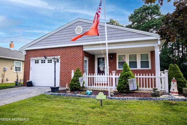 Attached, Exterior, Facade, Brick Facade, American Craftsman