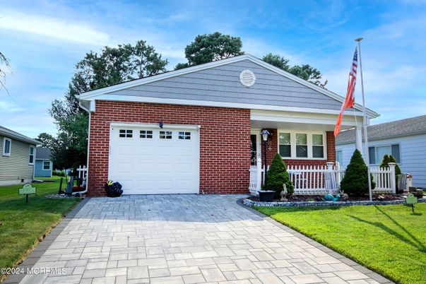 Attached, Exterior, Facade, Brick Facade, Ranch