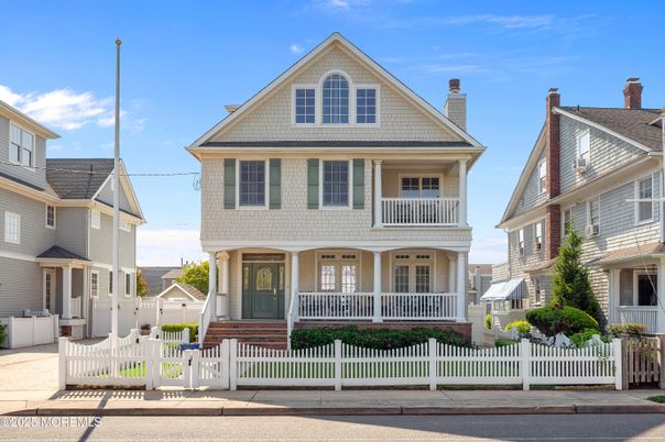 Exterior, Facade, Queen Anne Victorian