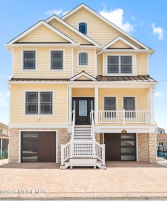 Attached, Exterior, Facade, Queen Anne Victorian