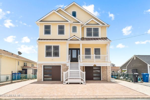 Attached, Exterior, Facade, Queen Anne Victorian