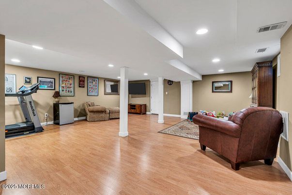 Fitness Equipment, Interior, Living room, Recessed Lighting, Wood Texture Flooring