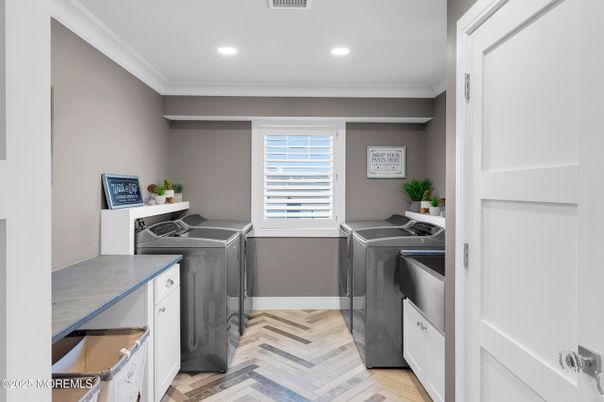 Interior, Recessed Lighting, Washer, Wood Texture Flooring