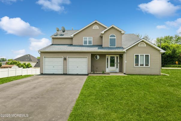 Attached, Exterior, Facade, Farmhouse