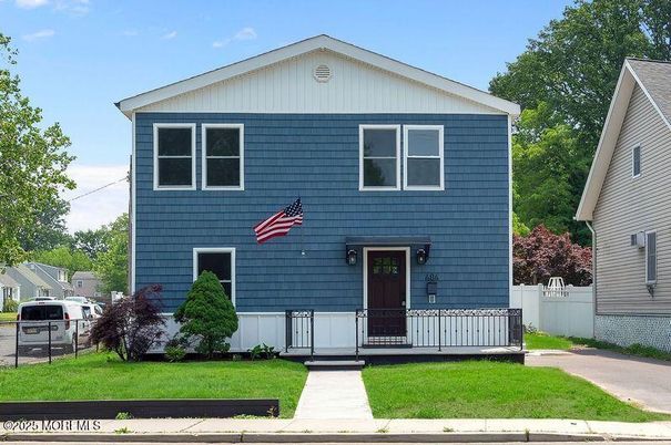Exterior, Facade, Raised Ranch